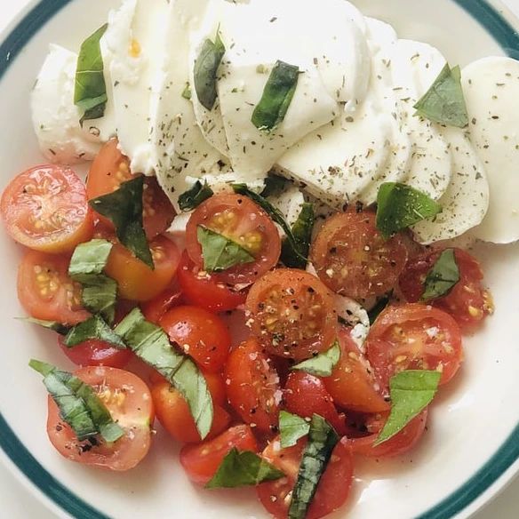 En simpel og frisk salat 🍅

Havde en masse tomater tilbage fra ugens grøntsagskasse fra @aarstiderne 

De måtte bruges til en tomatsalat med frisk mozzarella. 

Tomaterne er drysset med urtesalt,  hvidløgspeber fra @puksdelikatesser og dryppet med lidt god ekstra jomfru olivenolie. Et enkelt drys frisk basilikum og så er tilbehøret klar.

#tomatsalat #tomater #mozzarella #hvidløgspeber #atlanterhavssalt