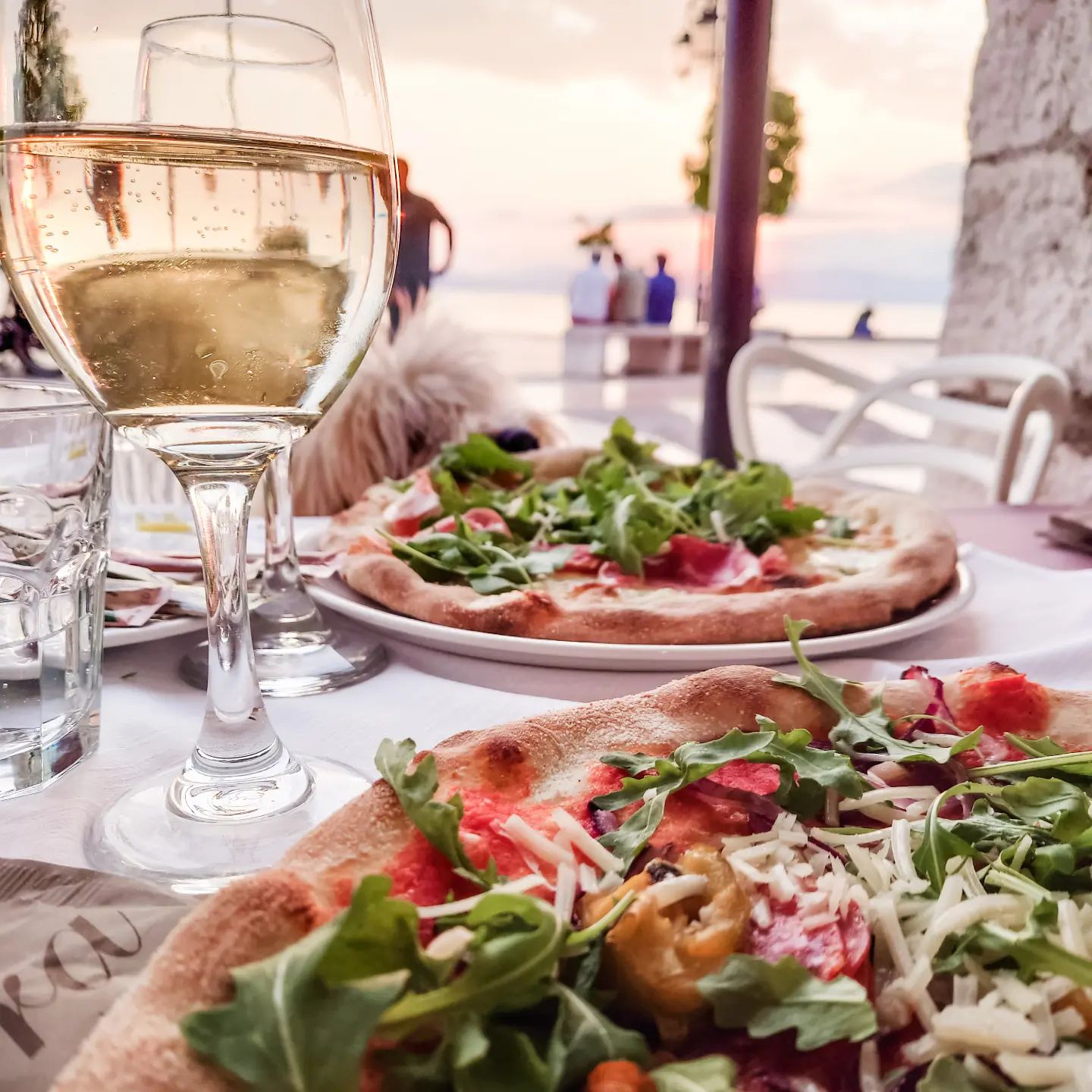Pizza with a view 🍕🇮🇹🍷

#pizzawithaview #pizzatime #italienskmad #pizza #italien #ferietid #pizzalovers #elskerpizza