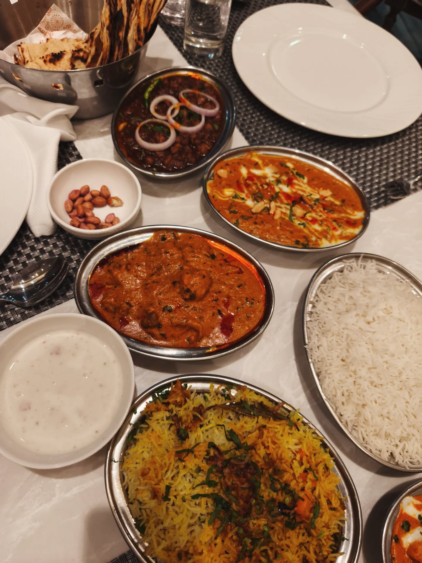 Et af de bedste måltider jeg fik i Indien. Fandt et par nye favoritter så nu skal der leges med krydderier hjemme i køkkenet 👌

#indiskmad #cashewcurry #biryani