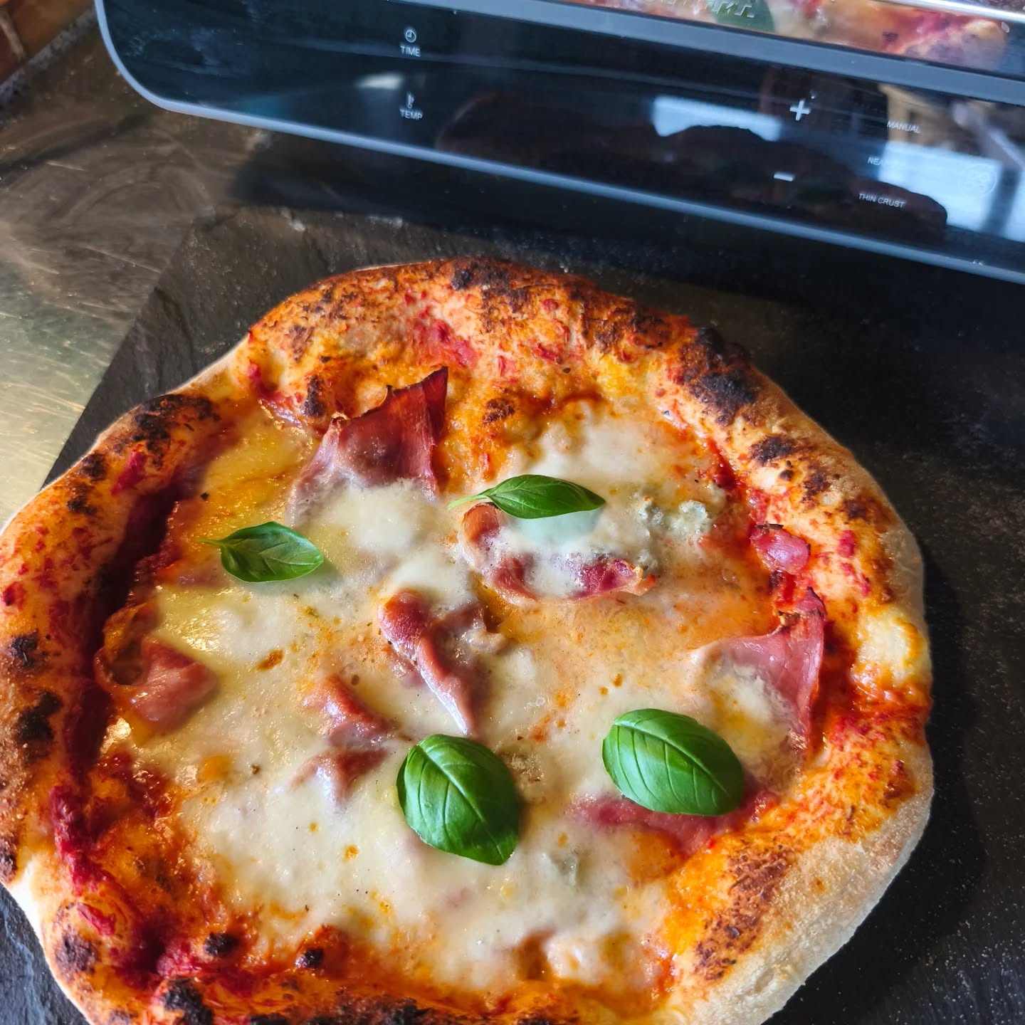 Jeg har skrevet lidt om mit seneste køb - en budgetvenlig pizzaovn 🍕

Den har begejstret hele familien uden at sprænge budgettet, den kostede ca 1400,- og laver nogle vildt gode pizzaer..og så er den også okay pæn 😄

Du kan læse mere om den på bloggen via linket i profilen